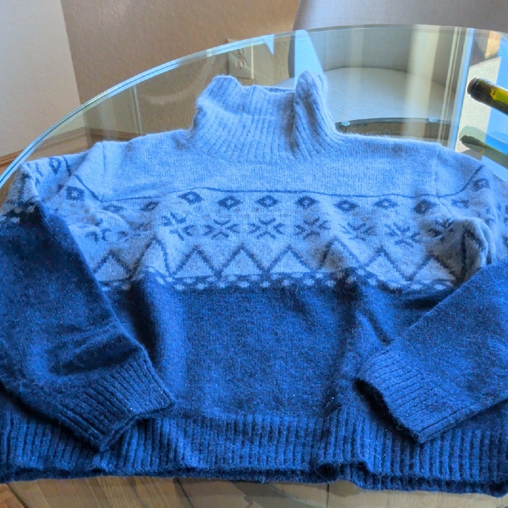 Elegant Turtleneck Sweater in Blue and Gray